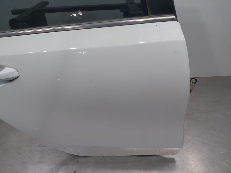 Recambio de puerta trasera derecha para kia ceed drive referencia OEM IAM 77004J7000  