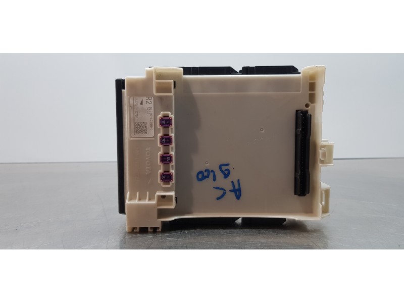 Recambio de caja reles / fusibles para toyota rav4 hybrid 4x2 advance referencia OEM IAM 8273042890  