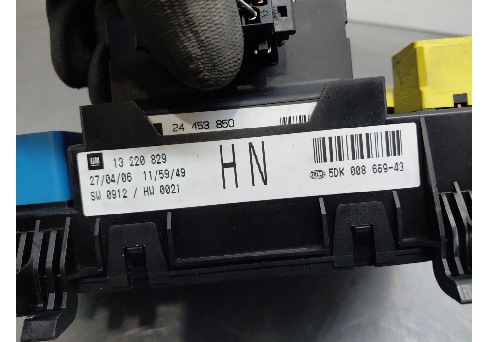 Recambio de caja reles / fusibles para opel zafira / zafira family b (a05) 1.9 cdti (m75) referencia OEM IAM   