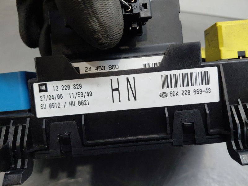 Recambio de caja reles / fusibles para opel zafira / zafira family b (a05) 1.9 cdti (m75) referencia OEM IAM   