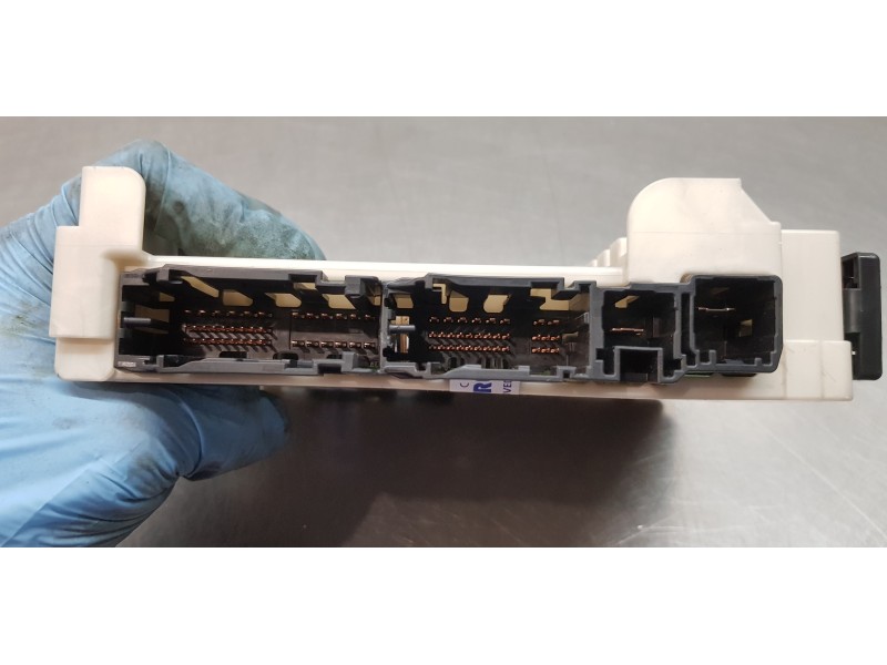 Recambio de caja reles / fusibles para toyota rav4 hybrid 4x2 advance referencia OEM IAM 8273042890  