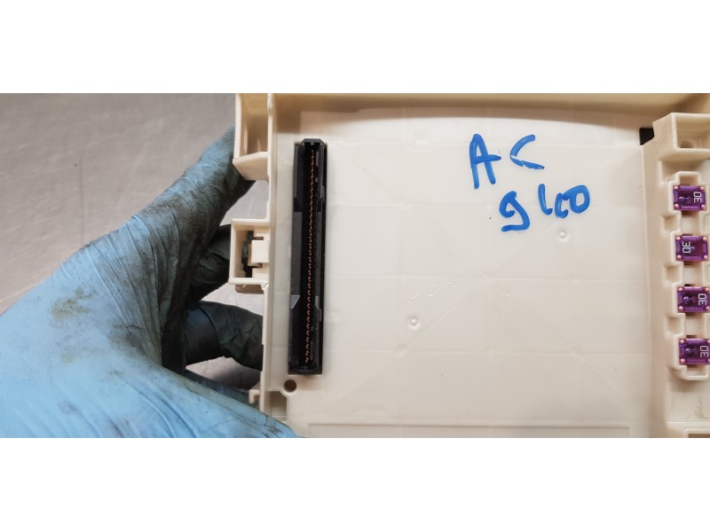 Recambio de caja reles / fusibles para toyota rav4 hybrid 4x2 advance referencia OEM IAM 8273042890  