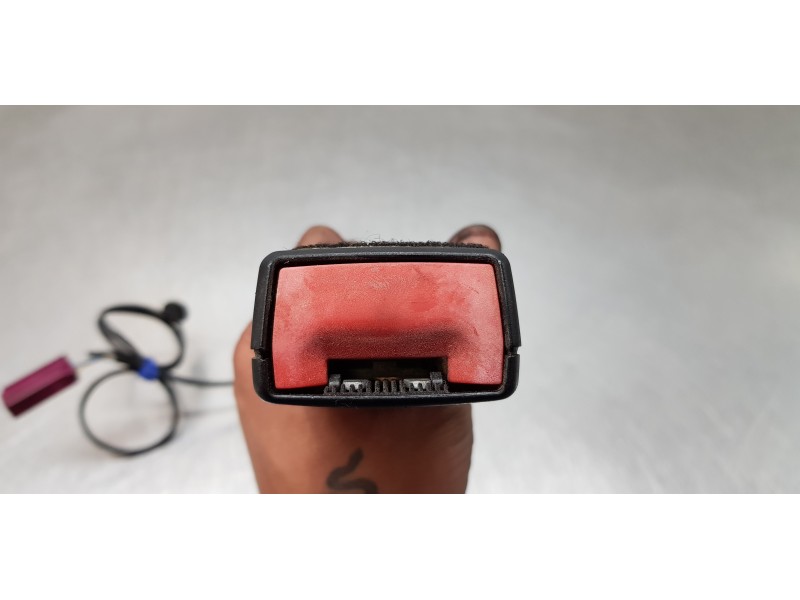 Recambio de enganche del cinturon delantero der para ford focus lim. (cb8) trend referencia OEM IAM 1852179 BM5161208ABW  Recambio de enganche del cinturon delantero der para ford focus lim. (cb8) trend referencia OEM IAM 1852179 BM5161208ABW