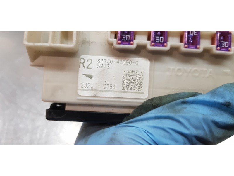 Recambio de caja reles / fusibles para toyota rav4 hybrid 4x2 advance referencia OEM IAM 8273042890  