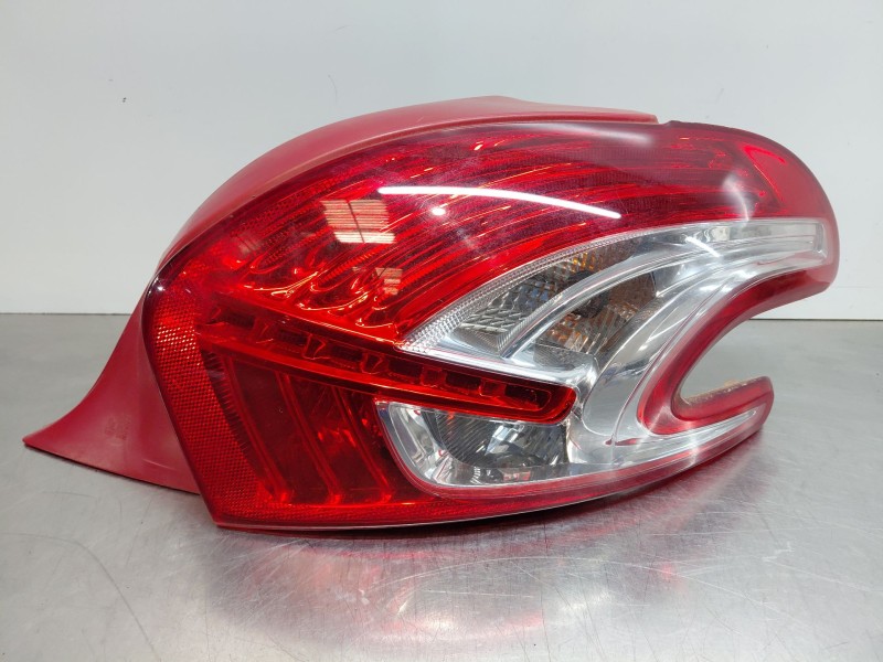 Recambio de piloto trasero derecho para peugeot 208 acces referencia OEM IAM 9672628380  