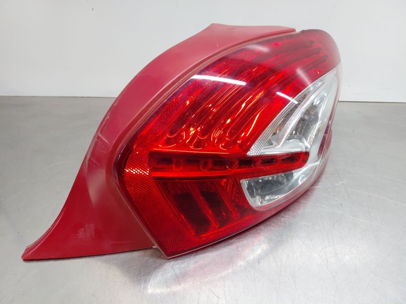 Recambio de piloto trasero derecho para peugeot 208 acces referencia OEM IAM 9672628380  