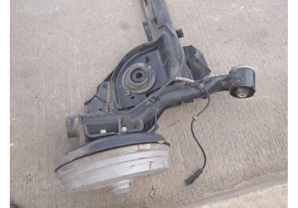 Recambio de puente trasero para renault clio iv life referencia OEM IAM 430001589R  