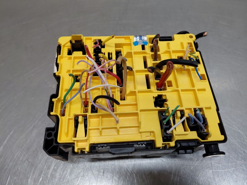 Recambio de caja reles / fusibles para opel corsa f elegance referencia OEM IAM 9804848480  