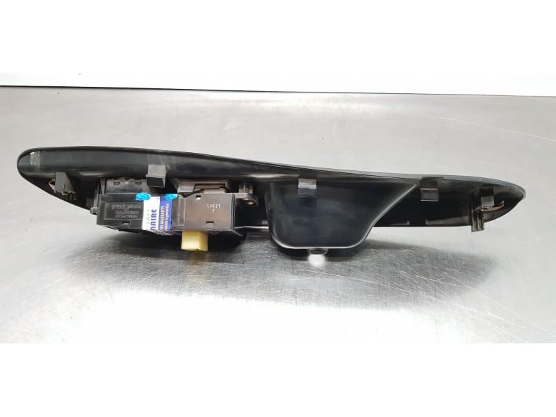 Recambio de mando elevalunas delantero izquierdo para hyundai h 1 h 1 furg.caja cerr.c. puerta referencia OEM IAM 935704A000  