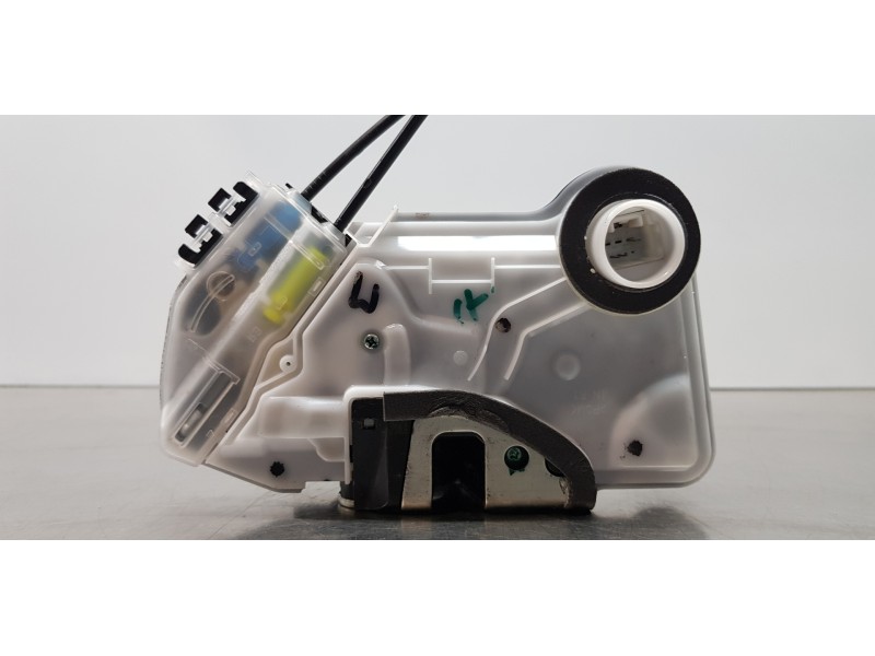 Recambio de cerradura puerta delantera derecha para toyota corolla touring sports (e21) hybrid advance referencia OEM IAM 690300