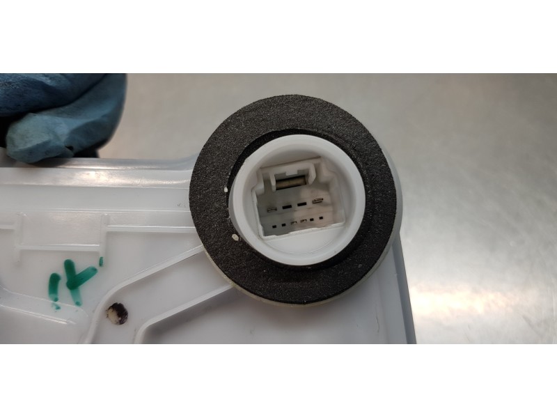 Recambio de cerradura puerta delantera derecha para toyota corolla touring sports (e21) hybrid advance referencia OEM IAM 690300