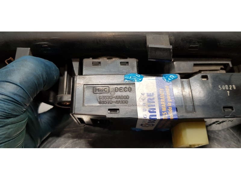 Recambio de mando elevalunas delantero izquierdo para hyundai h 1 h 1 furg.caja cerr.c. puerta referencia OEM IAM 935704A000  