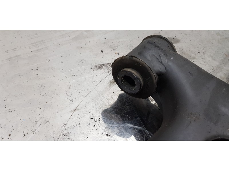 Recambio de brazo suspension inferior delantero derecho para chrysler grand voyager limited referencia OEM IAM 4721484AD  