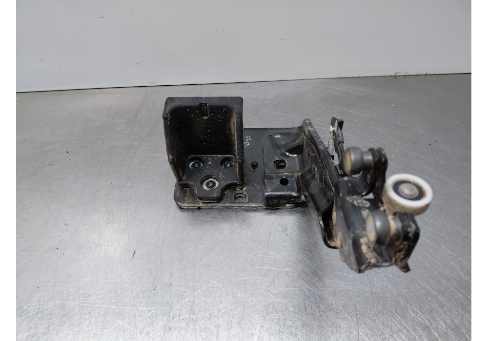Recambio de soporte / guia puerta corredera para renault master iii furgón referencia OEM IAM   