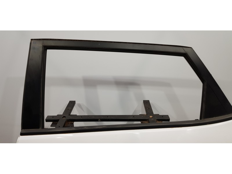 Recambio de puerta trasera izquierda para hyundai tucson ix35 referencia OEM IAM 77003D7000  