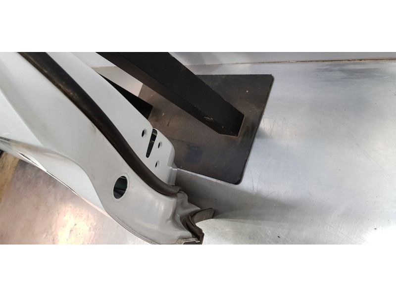 Recambio de puerta trasera izquierda para hyundai tucson ix35 referencia OEM IAM 77003D7000  