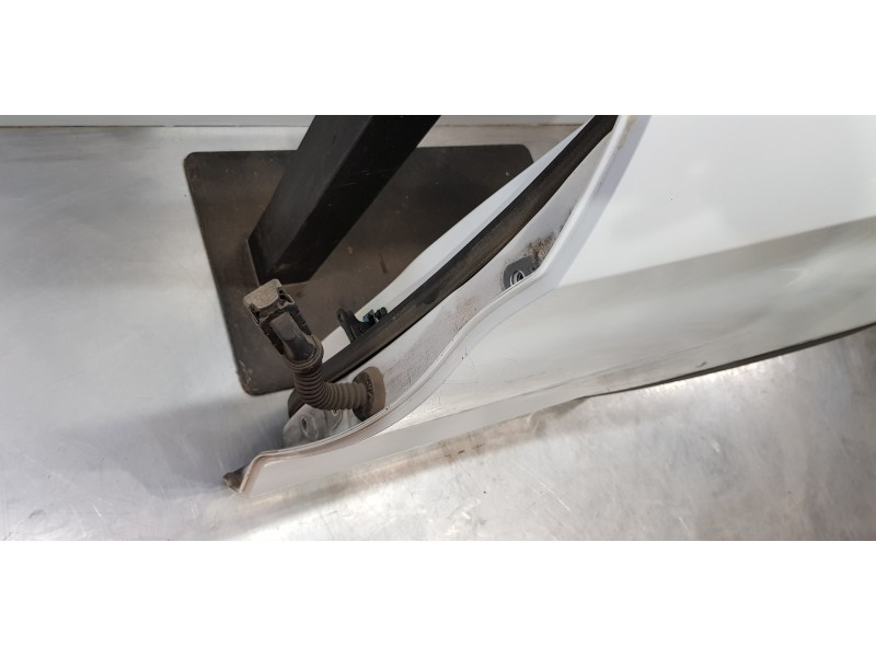 Recambio de puerta trasera izquierda para hyundai tucson ix35 referencia OEM IAM 77003D7000  