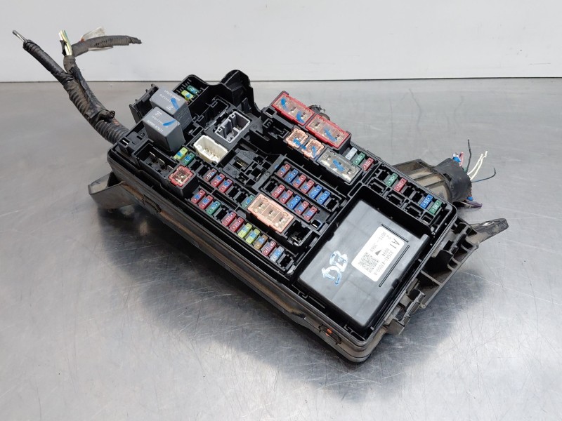 Recambio de caja reles / fusibles para toyota c-hr hybrid referencia OEM IAM 8264147050  