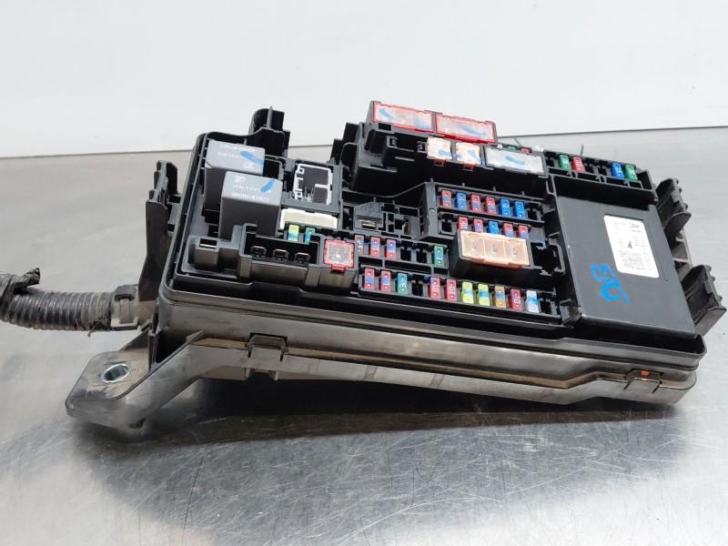 Recambio de caja reles / fusibles para toyota c-hr hybrid referencia OEM IAM 8264147050  
