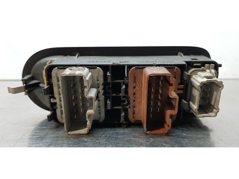 Recambio de mando elevalunas delantero izquierdo para renault scenic ii authentique referencia OEM IAM 156018070  