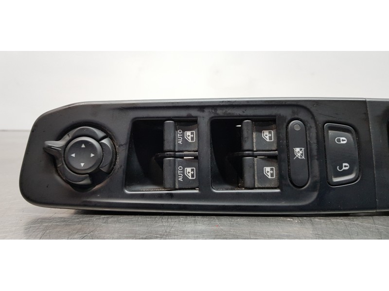 Recambio de mando elevalunas delantero izquierdo para jeep renegade limited 4x2 referencia OEM IAM 735645842  