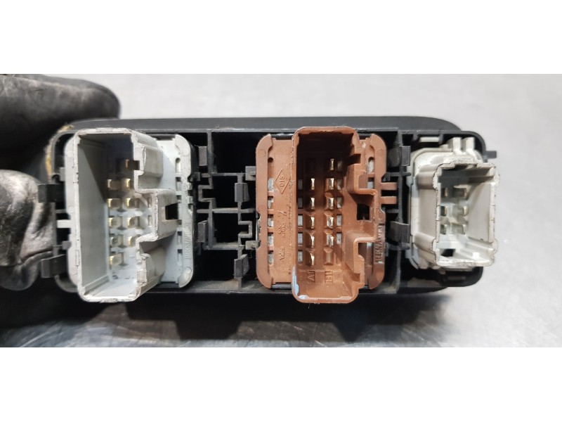 Recambio de mando elevalunas delantero izquierdo para renault scenic ii authentique referencia OEM IAM 156018070  