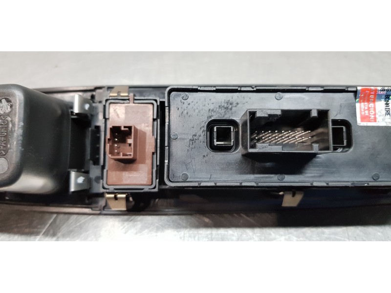 Recambio de mando elevalunas delantero izquierdo para jeep renegade limited 4x2 referencia OEM IAM 735645842  