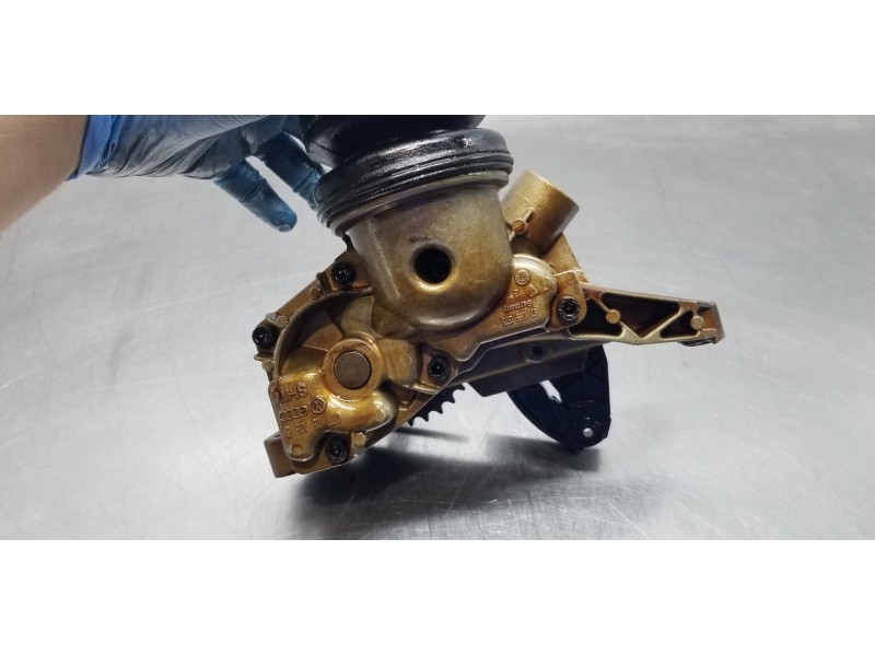 Recambio de bomba aceite para audi a8 (4e2) 4.2 quattro referencia OEM IAM 077115105J  