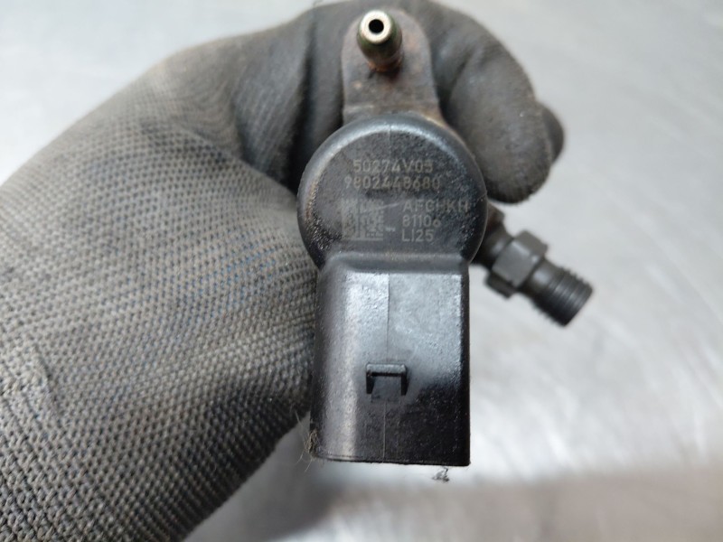 Recambio de inyector para peugeot 208 bluehdi referencia OEM IAM 9802448680  