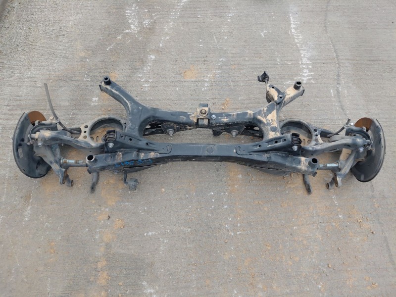 Recambio de puente trasero para toyota c-hr hybrid referencia OEM IAM 51206F4013  