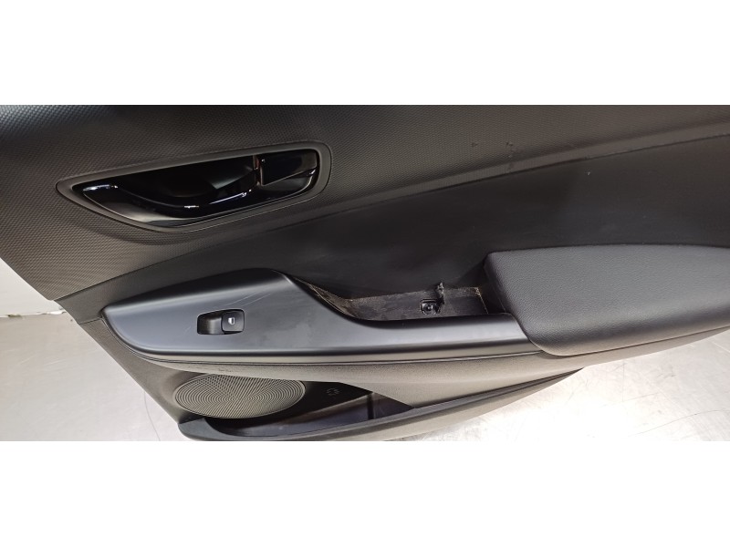 Recambio de guarnecido tapizado puerta trasera derecha para hyundai kona klass 2wd referencia OEM IAM 83308J9020TRY  