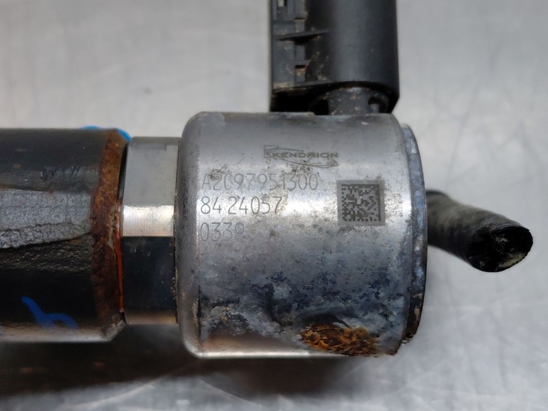 Recambio de rampa inyectora para renault master iii furgón referencia OEM IAM 175216439R  