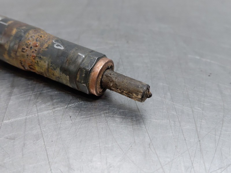 Recambio de inyector para renault master iii furgón referencia OEM IAM 166009567R  