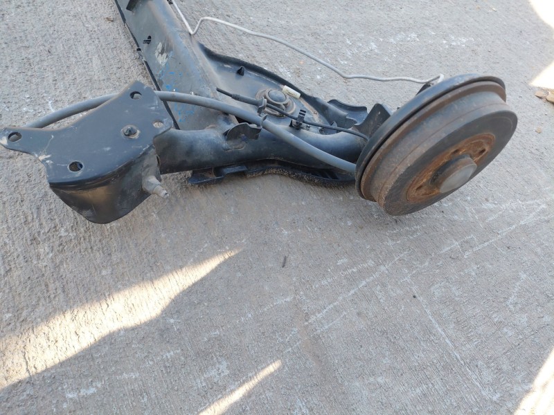 Recambio de puente trasero para dacia sandero essence referencia OEM IAM 555018215R  