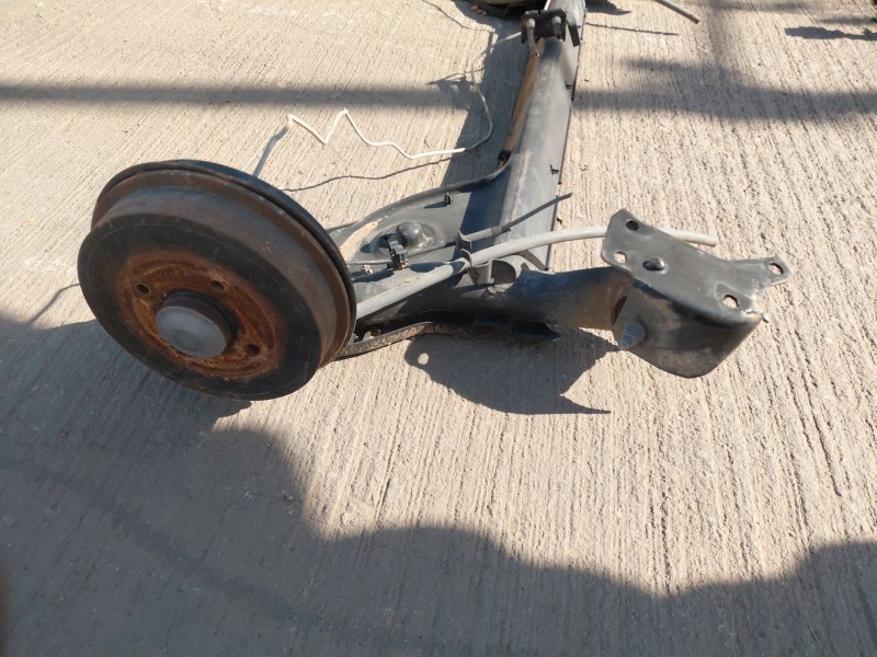 Recambio de puente trasero para dacia sandero essence referencia OEM IAM 555018215R  