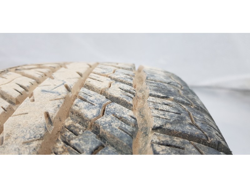 Recambio de neumatico repuesto para toyota hilux (kun) extra cab 4x4 referencia OEM IAM 426110K240   Recambio de neumatico repuesto para toyota hilux (kun) extra cab 4x4 referencia OEM IAM 426110K240