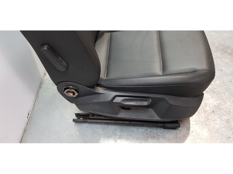 Recambio de asiento delantero derecho para volkswagen caddy furgón/kombi kombi referencia OEM IAM 6R4881106AC   Recambio de asiento delantero derecho para volkswagen caddy furgón/kombi kombi referencia OEM IAM 6R4881106AC