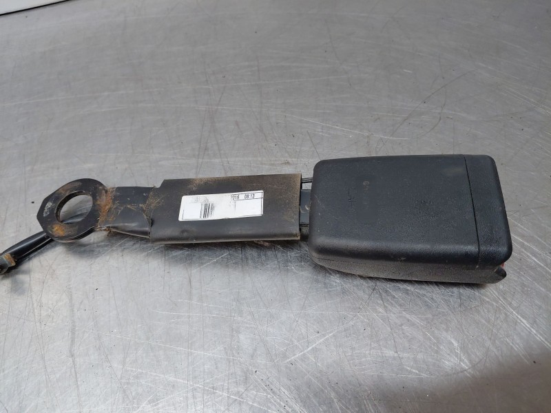 Recambio de enganche del cinturon delantero der para nissan navara pick-up (np300) 4x4 referencia OEM IAM 868424KJ0A  