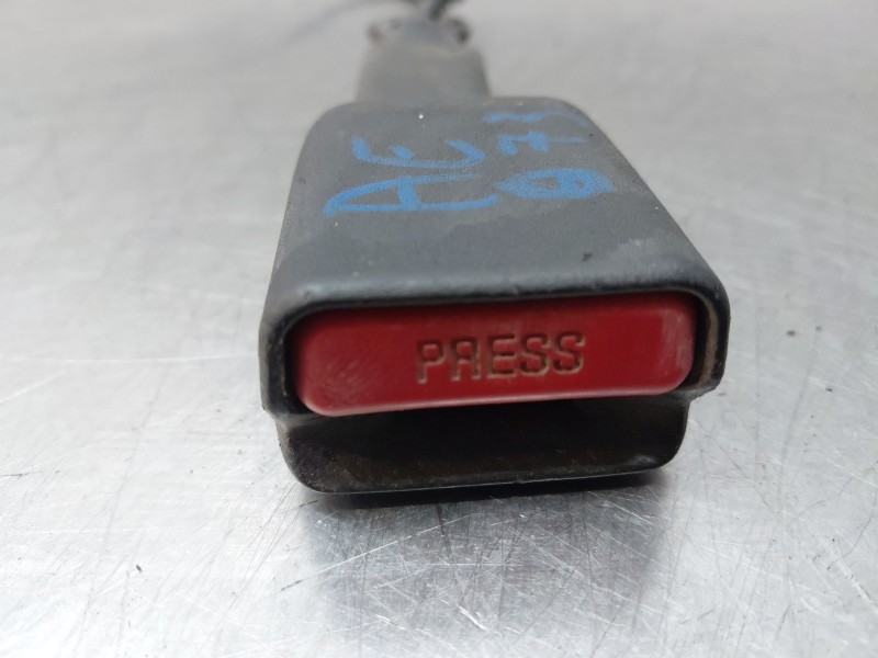 Recambio de enganche del cinturon delantero der para nissan navara pick-up (np300) 4x4 referencia OEM IAM 868424KJ0A  