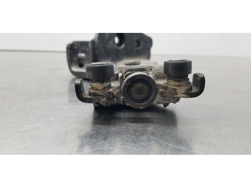 Recambio de soporte / guia puerta corredera para renault kangoo profesional referencia OEM IAM 8200497645   Recambio de soporte / guia puerta corredera para renault kangoo profesional referencia OEM IAM 8200497645