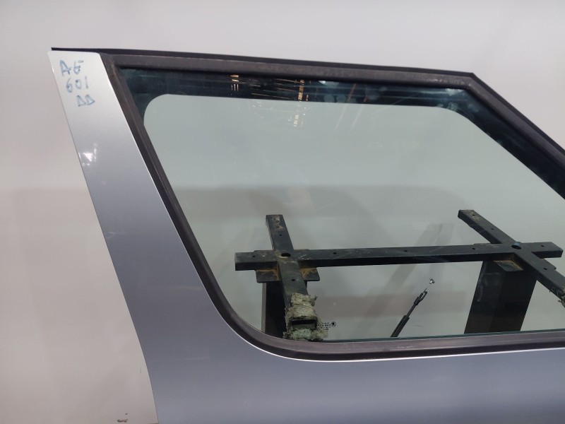 Recambio de puerta delantera derecha para skoda yeti (5l) 1.2 tsi referencia OEM IAM 5L0831056  