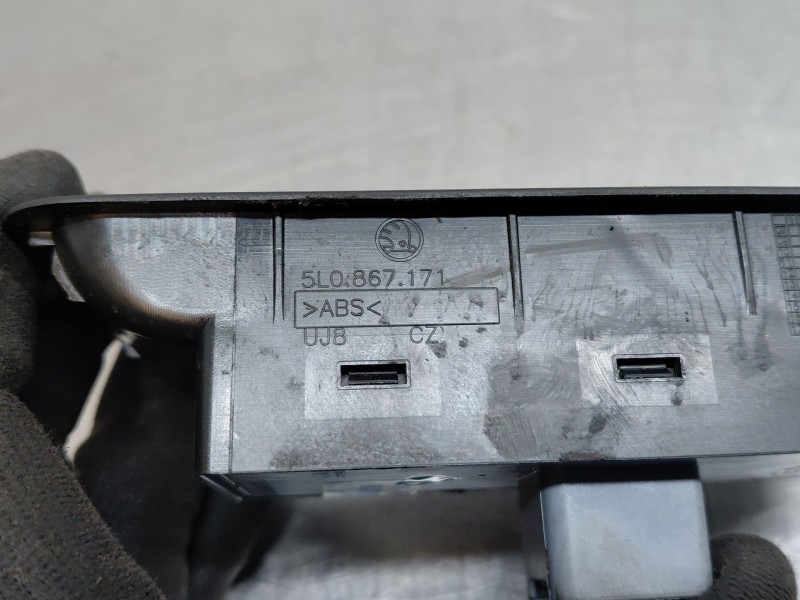 Recambio de mando elevalunas delantero izquierdo para skoda yeti (5l) 1.2 tsi referencia OEM IAM   
