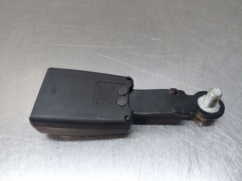 Recambio de enganche del cinturon delantero der para ford ka (ru8) 1.2 referencia OEM IAM 1751159  
