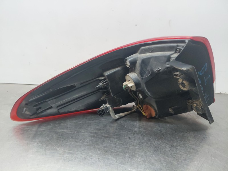 Recambio de piloto trasero derecho para kia carens iv 1.7 crdi referencia OEM IAM 92402A4010  
