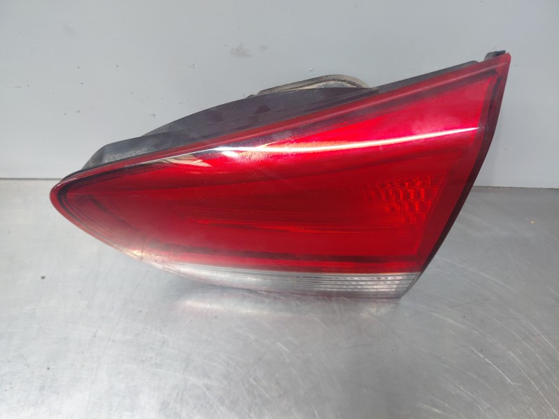 Recambio de piloto trasero derecho interior para kia carens iv 1.7 crdi referencia OEM IAM 92404A4010  