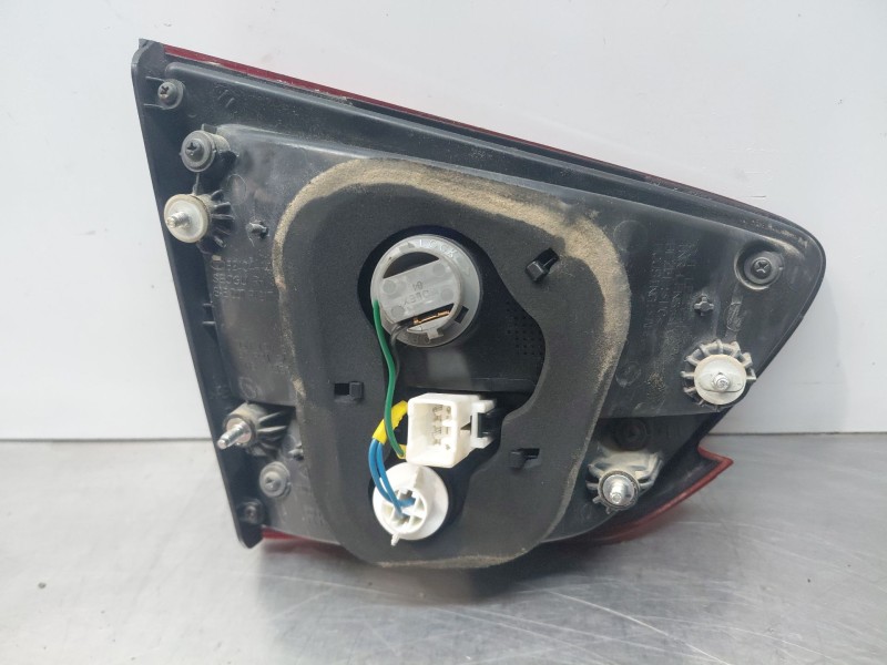 Recambio de piloto trasero derecho interior para kia carens iv 1.7 crdi referencia OEM IAM 92404A4010  