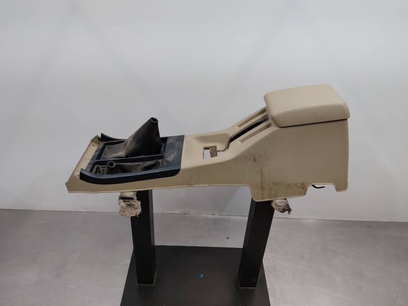 Recambio de apoyabrazos central para nissan terrano ii (r20) 2.7 tdi 4wd referencia OEM IAM 969100X800  
