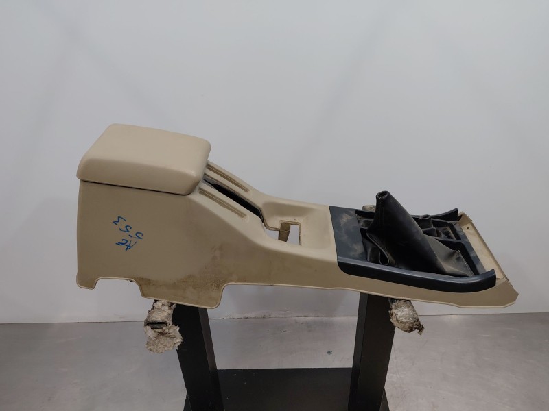 Recambio de apoyabrazos central para nissan terrano ii (r20) 2.7 tdi 4wd referencia OEM IAM 969100X800  