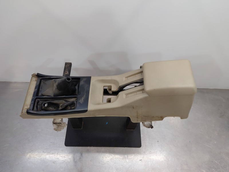 Recambio de apoyabrazos central para nissan terrano ii (r20) 2.7 tdi 4wd referencia OEM IAM 969100X800  