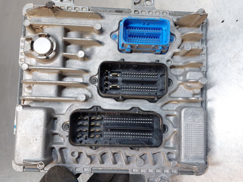 Recambio de centralita motor uce para opel mokka x selective referencia OEM IAM 55501572  